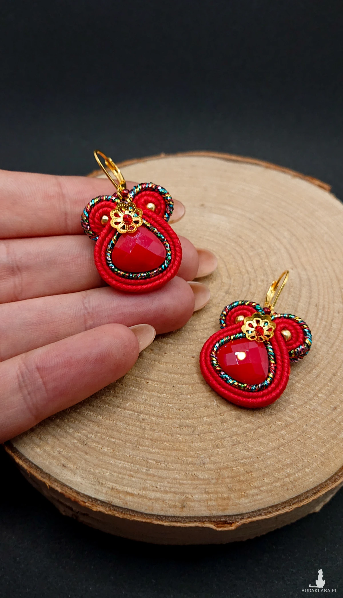 Czerwono-kolorowe małe kolczyki sutasz